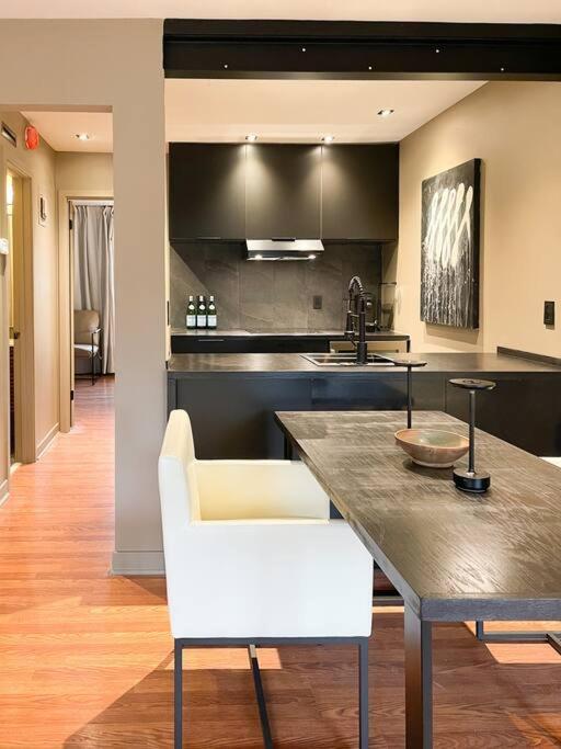 Luxury Warehouse District Condo ダーラム エクステリア 写真